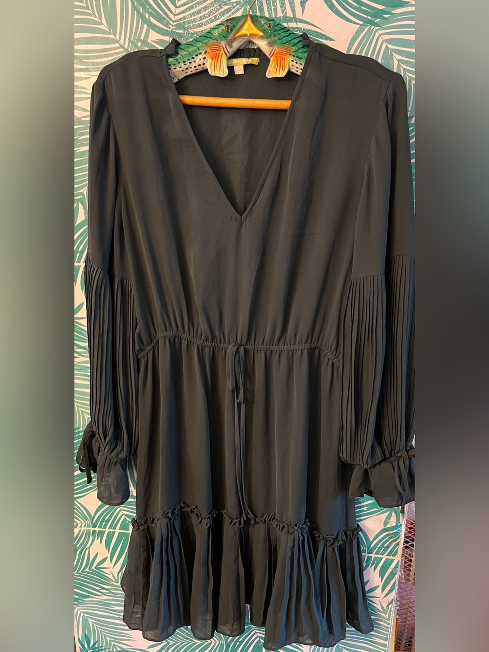 Gianni Bini dark green Long-Sleeve V-Neck Tiered Dress w/ pleated detailing sz L